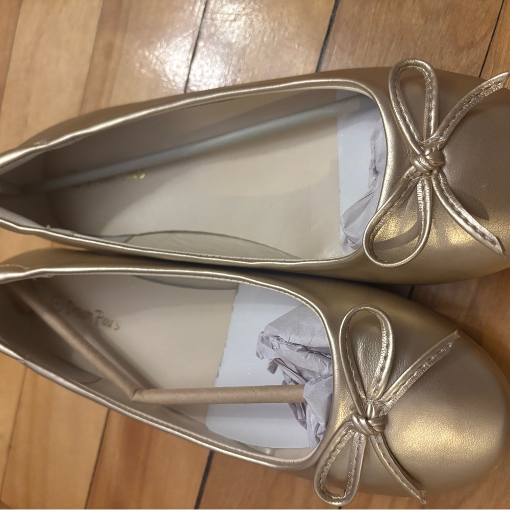 Dream Pairs Shiny Gold Dress Shoes size 4 nib